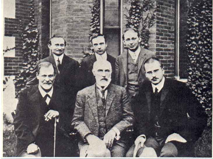 يونغ في عام 1909 في جامعة كلارك، ماساتشوستس. من اليسار إلى اليمين (وقوفاً) أ. أ. برِل، إرنست جونز، زاندور فرنشي، و(جلوساً) فرويد، ستانلي هول، يونغ